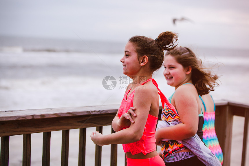 三个女孩从美国阿拉巴马州道芬岛阳台外看海图片