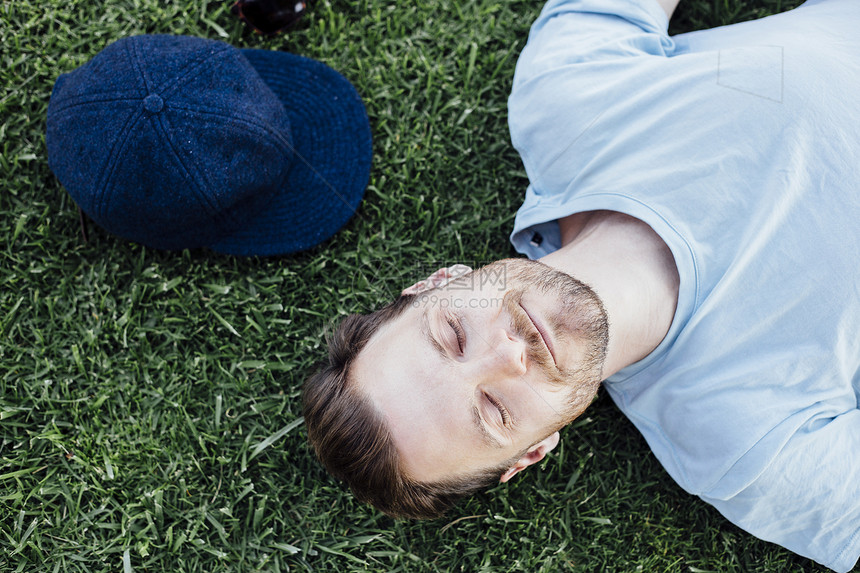 男人睡在草地上图片