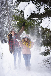 在雪中玩耍的年轻夫妇笑高清图片素材