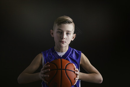 男孩打篮球肖像图片