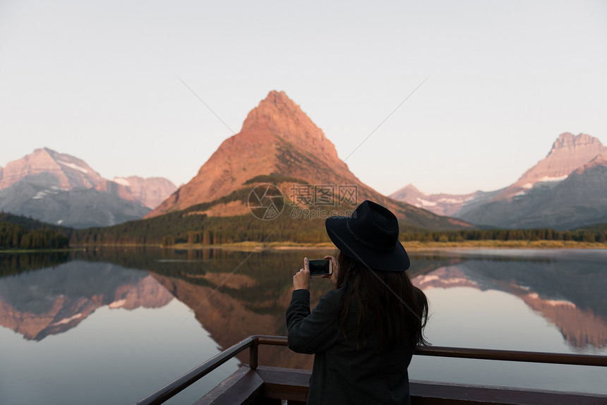 美国蒙大拿州冰川家公园斯威夫特流湖边拍照的女人图片