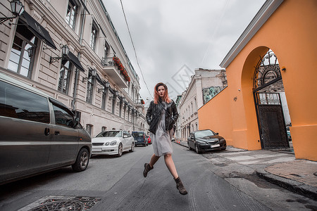 女人在街上跳着走路图片