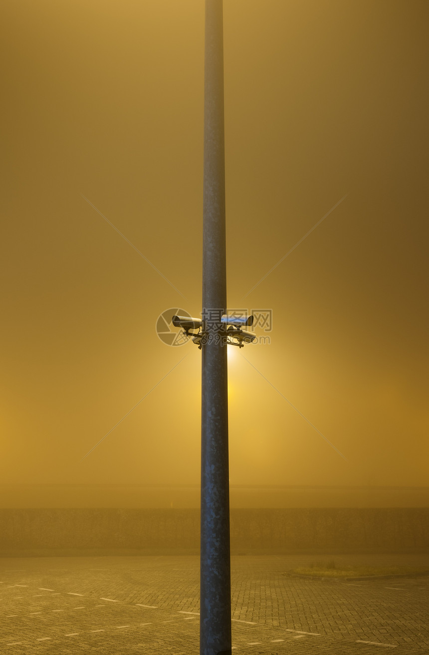 荷兰弗里斯海伦文停车场大雾图片