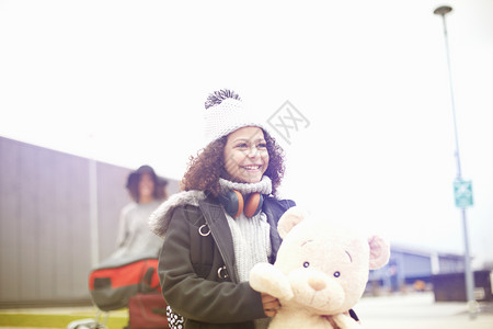 抱着泰迪熊的女孩微笑图片