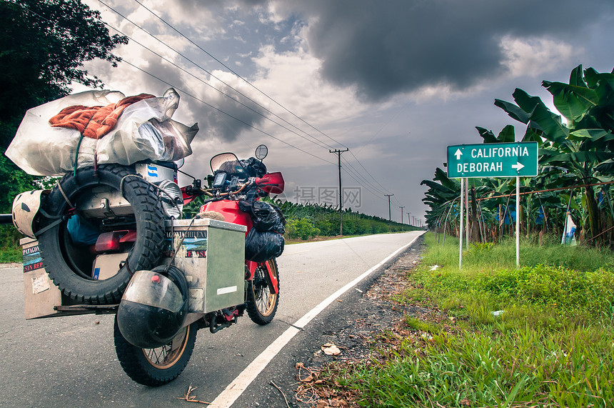 在巴拿马城路边的旅行摩托车图片