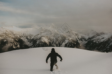 山上深雪中的男人图片