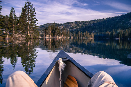 美国加利福尼亚州高山回声湖独木舟上的人的腿图片
