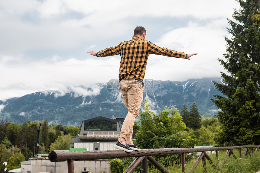 斯洛文尼亚多伦奇山村木栅栏上保持平衡的人图片