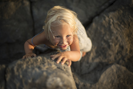 爱尔兰克莱尔杜林站在岩石上的年轻女孩俯视图背景图片