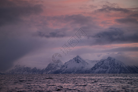横跨水面的山脉挪威诺德兰安地内斯图片