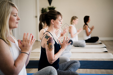 参加瑜伽务虚会的妇女运动课高清图片素材