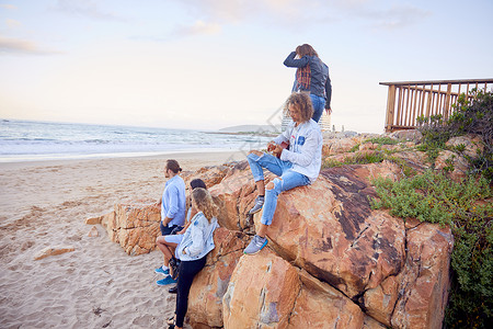 朋友在南非西开普莱滕堡湾海滩放松白天高清图片素材