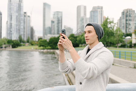 加拿大温哥华耶鲁镇海堤拍摄照片的年轻人图片