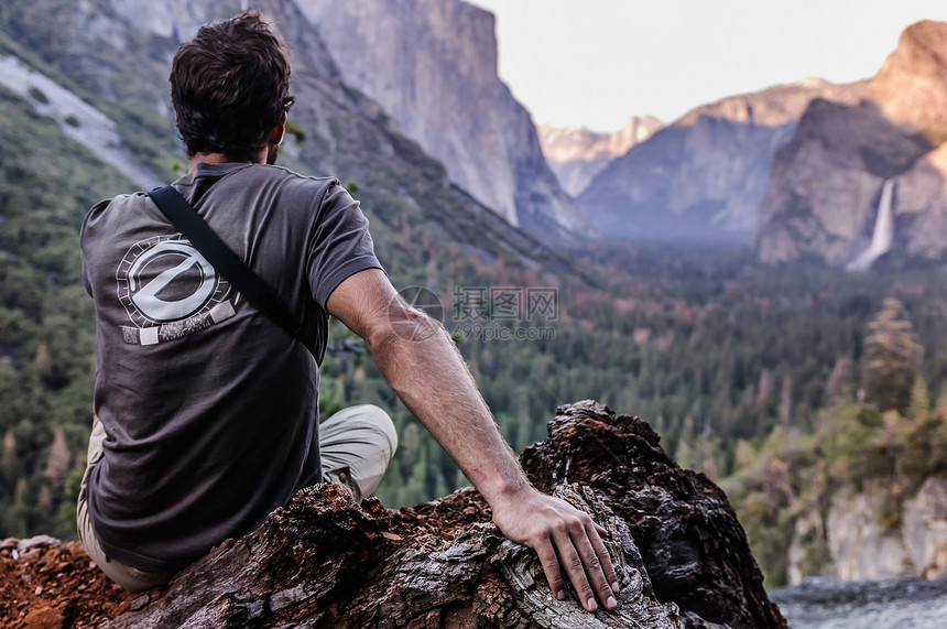 美国加利福尼亚州约塞米蒂公园攀岩者眺望山脉图片