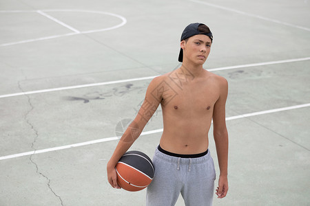 男十几岁的篮球运动员在篮场肖像图片