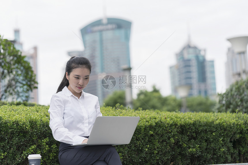 商务女人在户外使用电脑图片