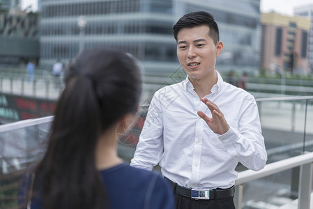 上海CBD青年商务男女讲话沟通白天高清图片素材
