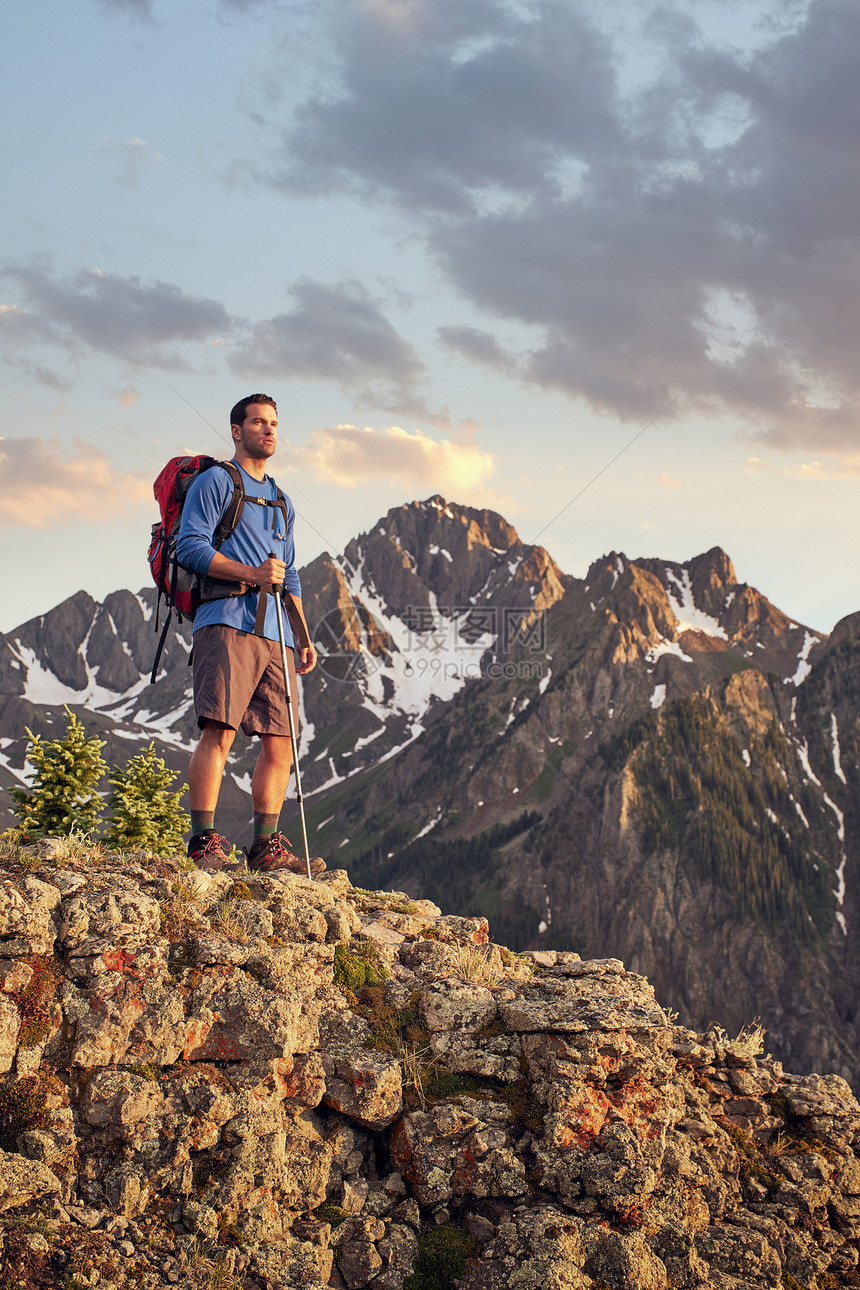 美国科罗拉多州欧莱斯涅弗勒山顶上站着的登山者图片