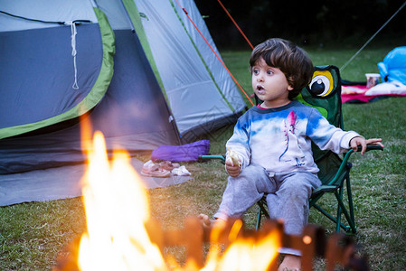 儿童在营地烤火图片