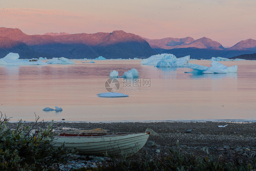 格陵兰韦斯哥伦纳萨克海边的冰山和岸边的船只图片