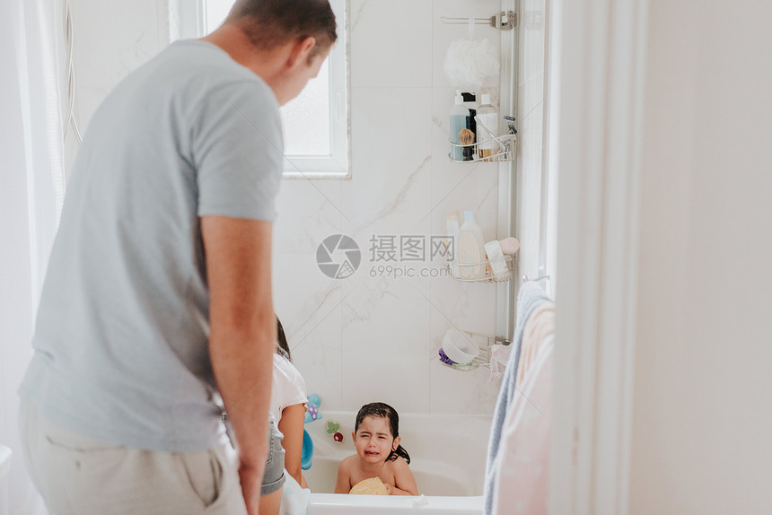 爸爸看着妈妈给女儿洗澡图片
