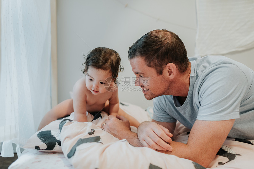 女儿洗澡后和父亲玩耍图片