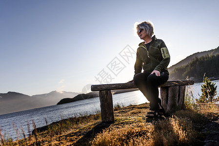 加拿大约翰斯通海峡湖边坐在长凳上的女人图片