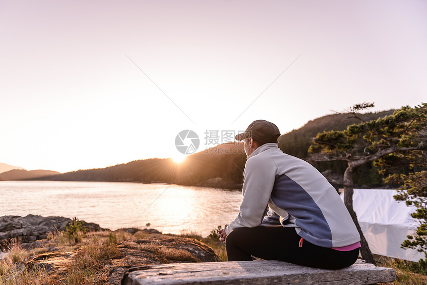 加拿大约翰斯通海峡湖边坐着看风景的妇女图片