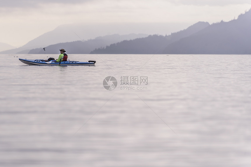 加拿大约翰斯通海峡湖中皮艇上的人图片