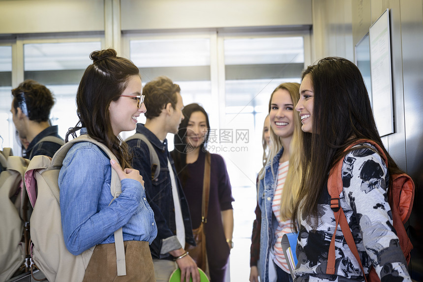 大学生在电梯内说话图片