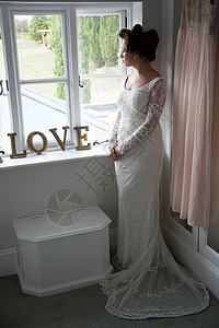 婚前新娘向窗外看图片
