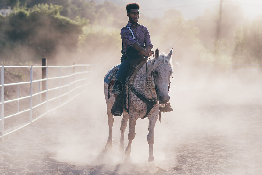 意大利特伦蒂诺阿尔托迪格骑马的男人图片