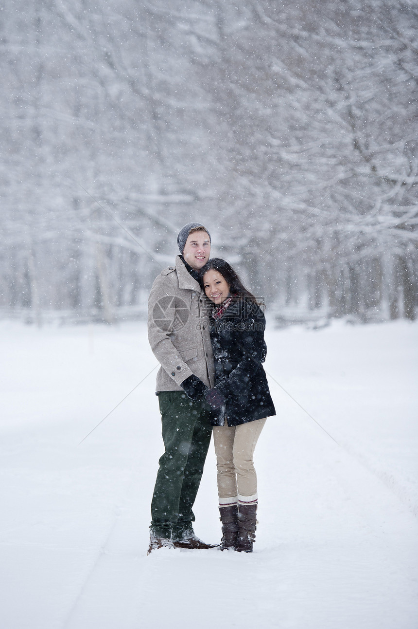 雪覆盖森林的罗马年轻夫妇肖像加拿大安略省图片