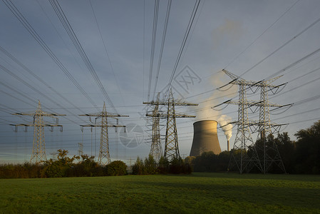煤改电燃煤发电站冷却塔和烟囱在荷兰前景背景
