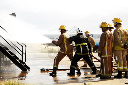 消防员培训在设施喷洒水高清图片
