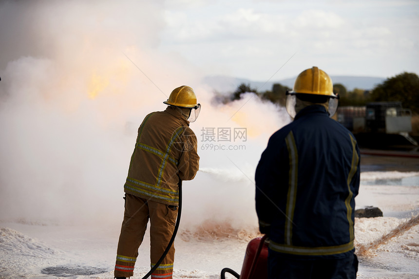 消防员培训在设施喷洒消防泡沫图片