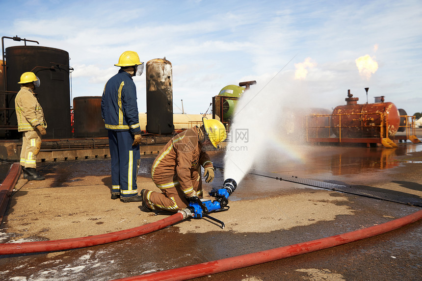 消防员培训扑灭燃烧罐的火联合王国达林顿图片