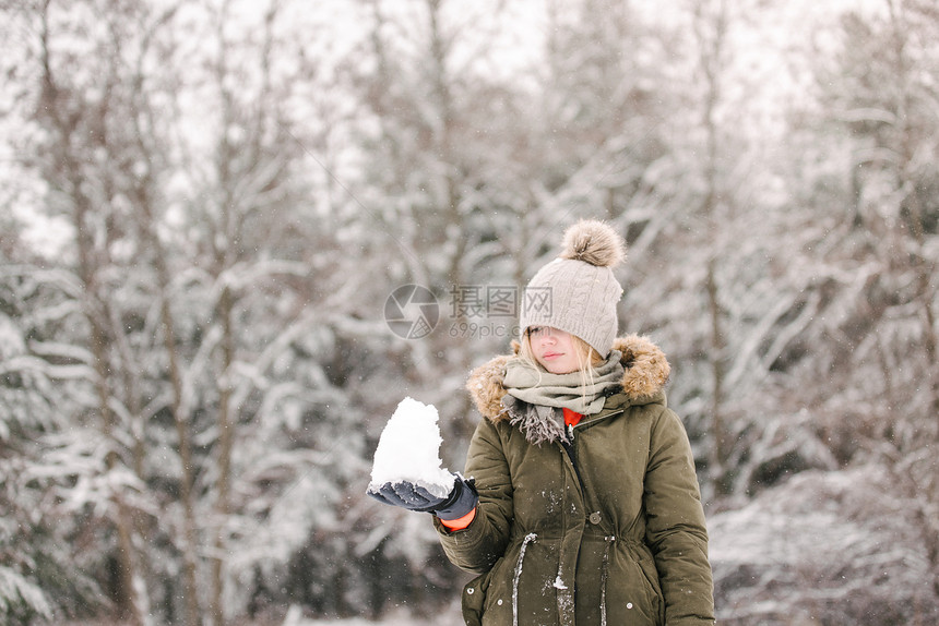 冬天拿着雪球看的女孩图片