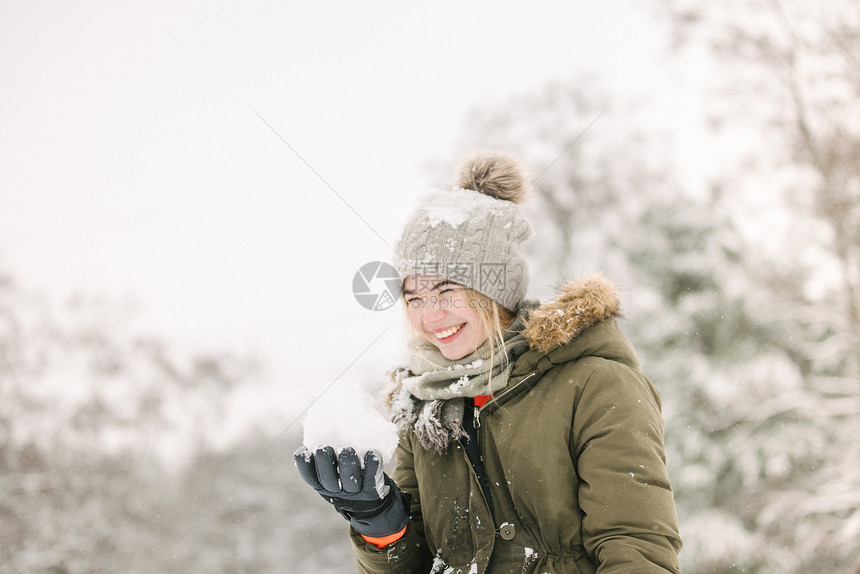 冬天拿着雪球笑的女孩图片