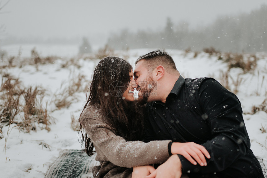 在加拿大乔治敦的雪中亲吻的情侣