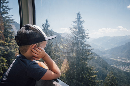 看着山谷景色沉思的男孩奥地利图片