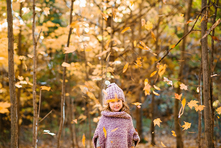 真人小女孩秋天森林落叶里的小女孩背景