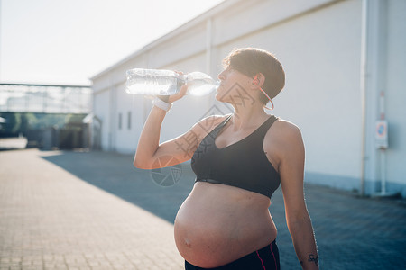 锻炼后喝水的孕妇图片