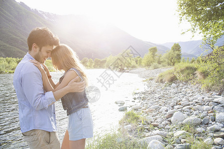 在意大利皮埃蒙特托斯河岸抱的年轻夫妇休闲服高清图片素材