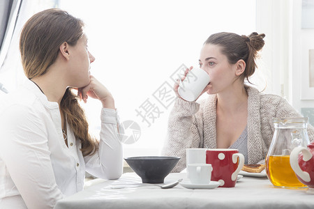 年轻妇女早餐图片