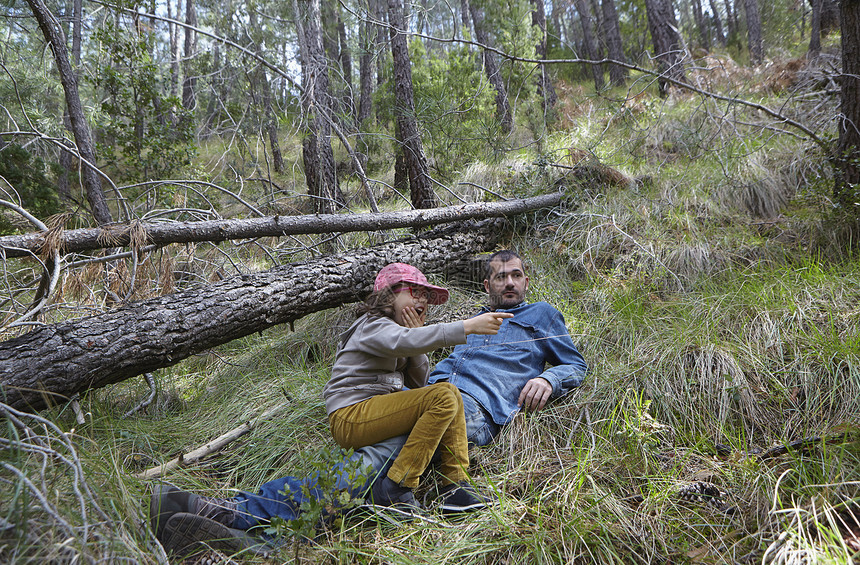 成年男子与女儿一起在森林中放松图片