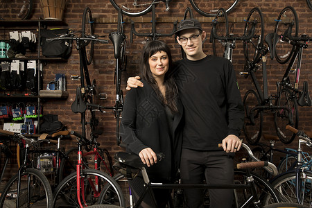 自行车店的一对夫妇图片