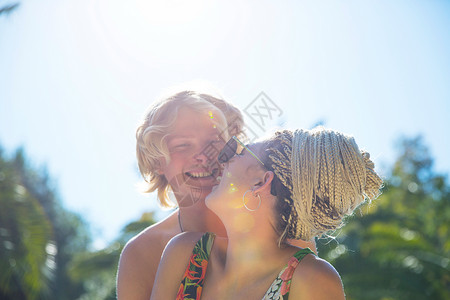 在西班牙马贾卡游泳池边欢笑的年轻夫妇图片