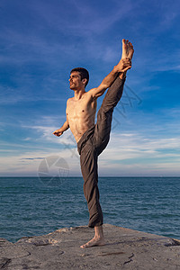 青年男子户外瑜伽姿势单腿平衡的青年男子图片
