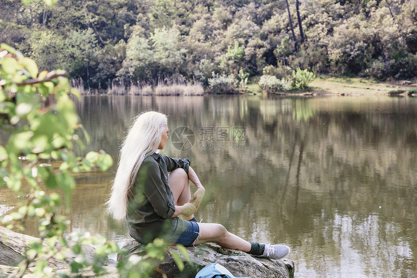 意大利托斯卡纳森林中在河岸的女人图片